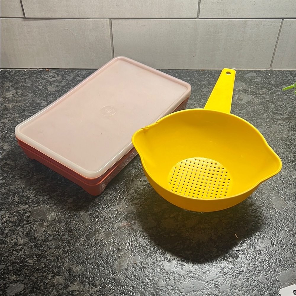 Tupperware Paprika Deli Container and Yellow Colander Set. Vintage exc condition